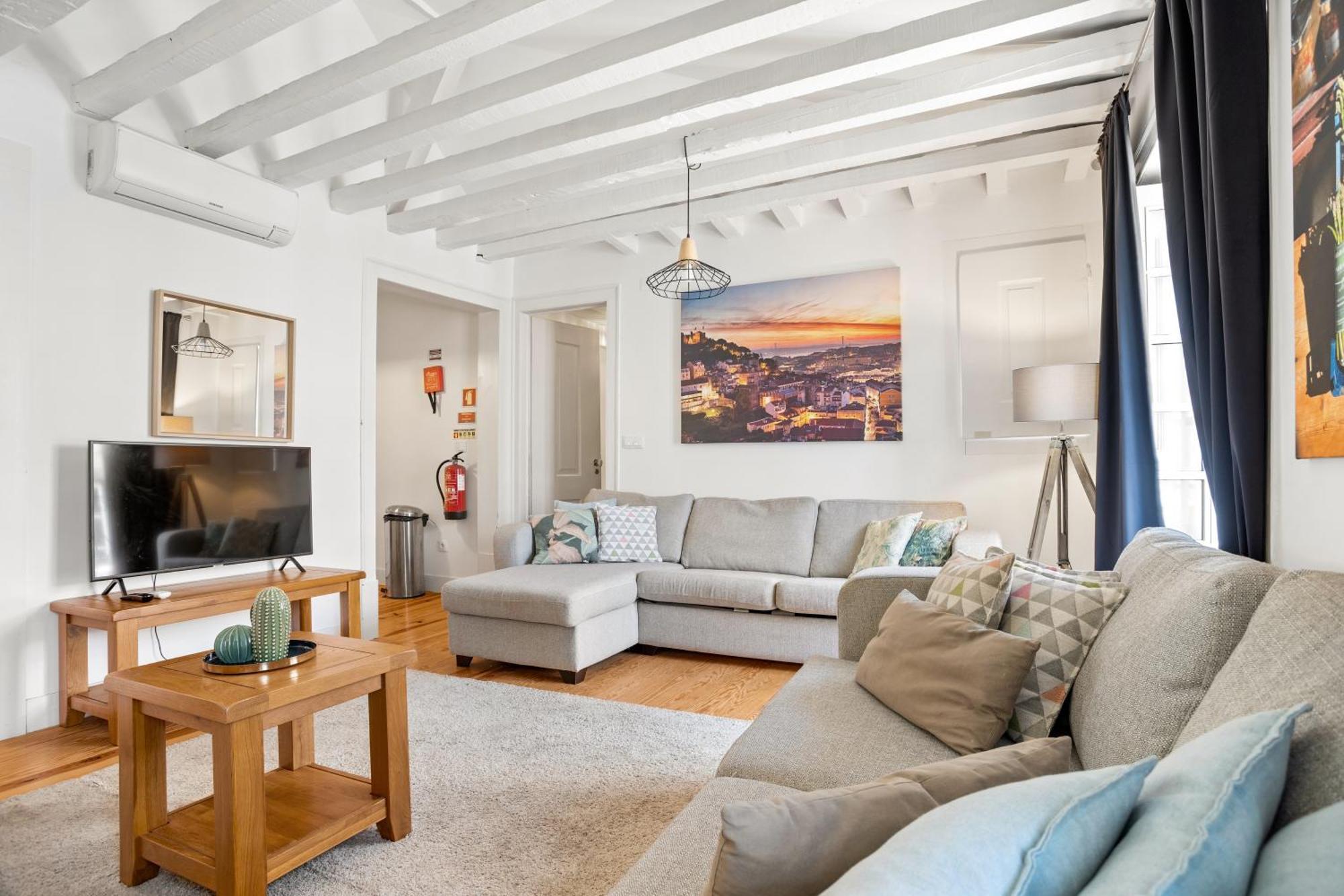 Spacious & Luxurious Penthouse In The Heart Of Apartment *